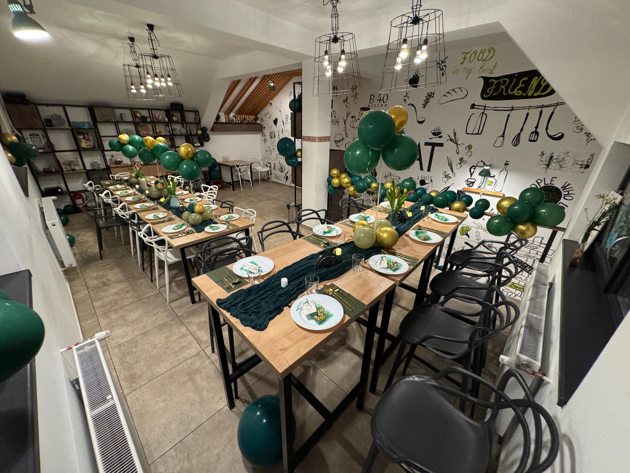 Interiorul B40 Bistro - atmosferă caldă și primitoare